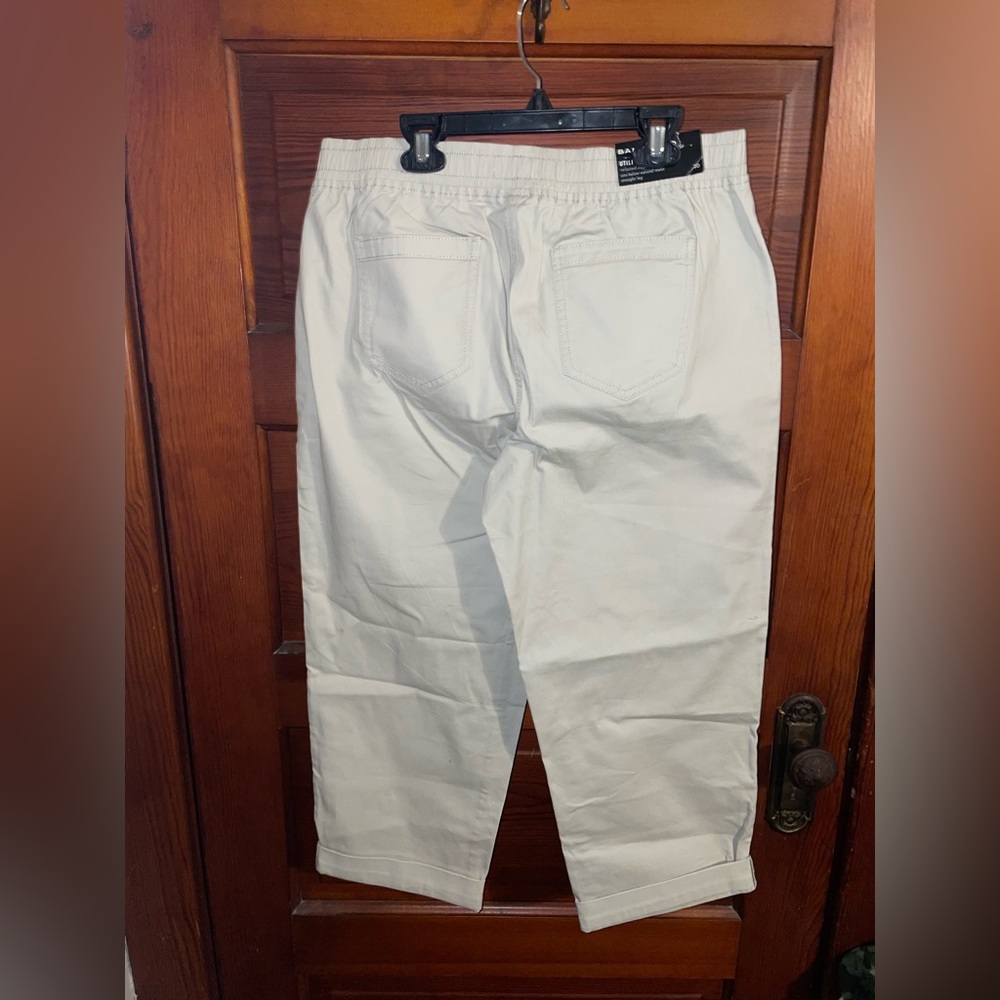 New With Tags Bandolino Utility Pull On Khaki Capris *Make Offers* - Picture 3 of 10